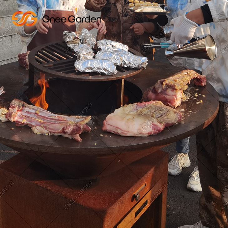 Õues asuv grillkaev, millel on puupõletus