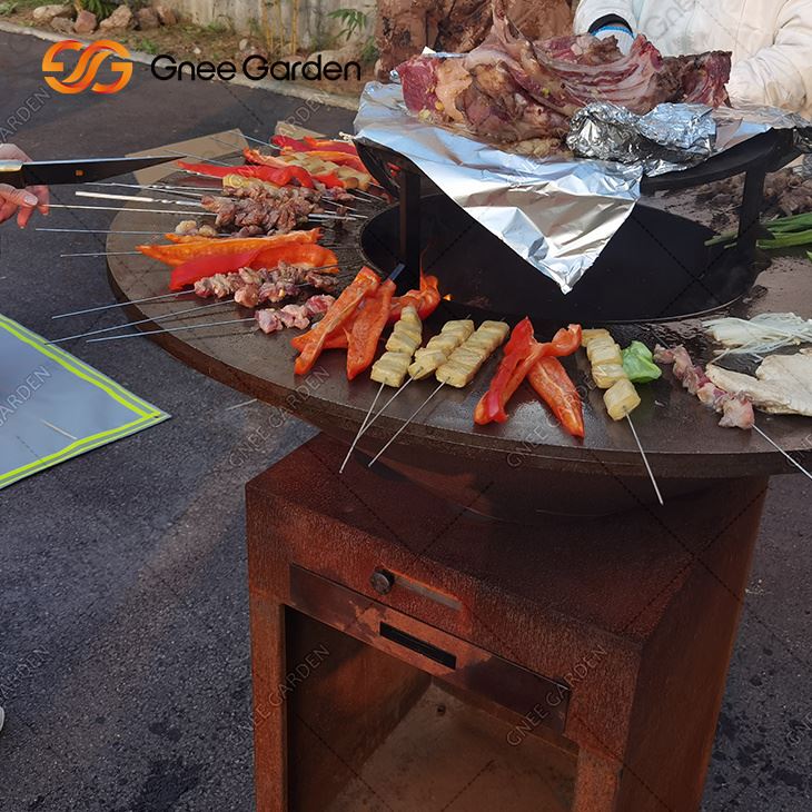 Rustikaalne malmist küttepuidust teraskauss BBQ-grill